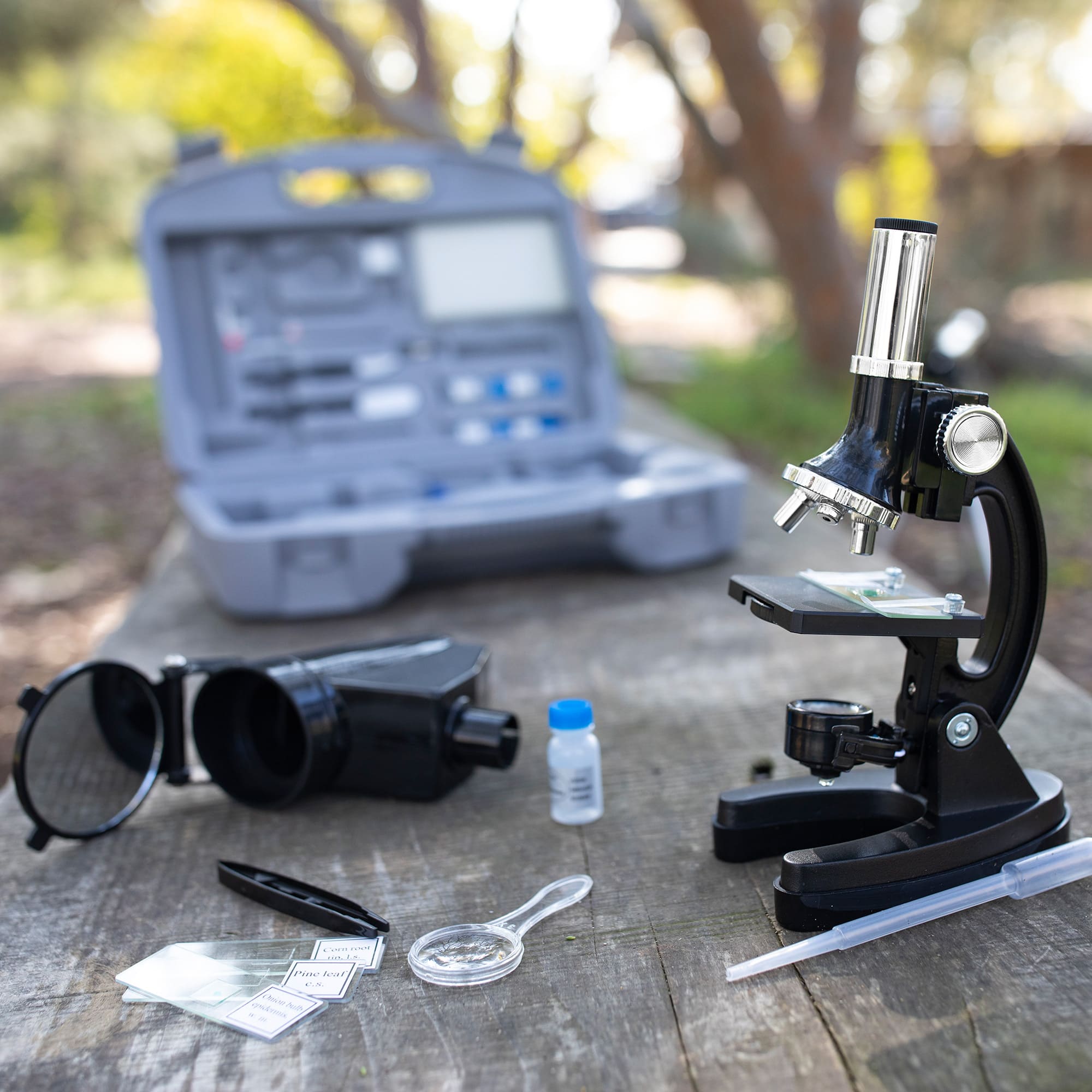 Mikroskop można wykorzystać podczas zajęć przyrody w terenie