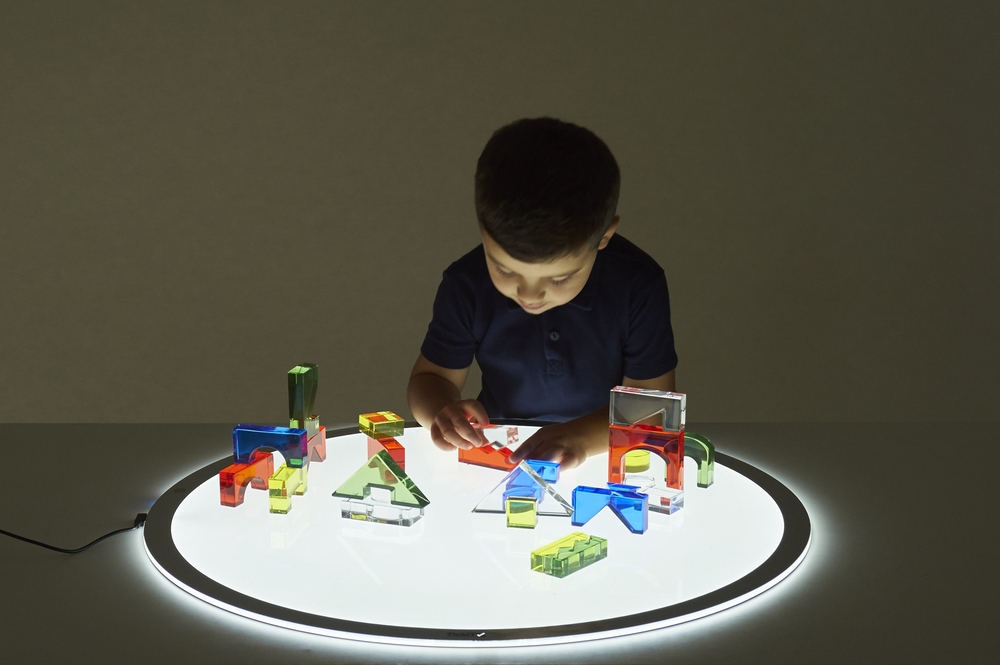 Zabawa światłem wpłynie pozytywnie na rozwój sensoryczny dziecka