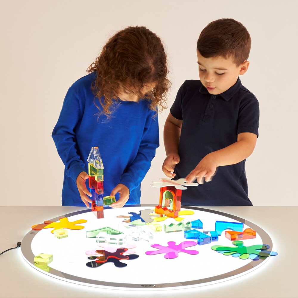 Zabawa ze światłem dla dzieci pomoże oswoić lęk przed ciemnością