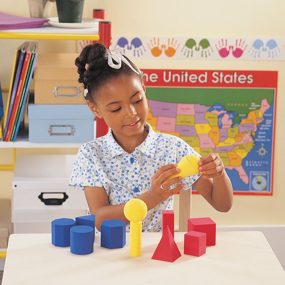 Dzięki różnorodnym kształtom, które maluch poznaje za pomocą zmysłów (wzrok, dotyk) zabawce można również przypisać miano zabawki sensorycznej.