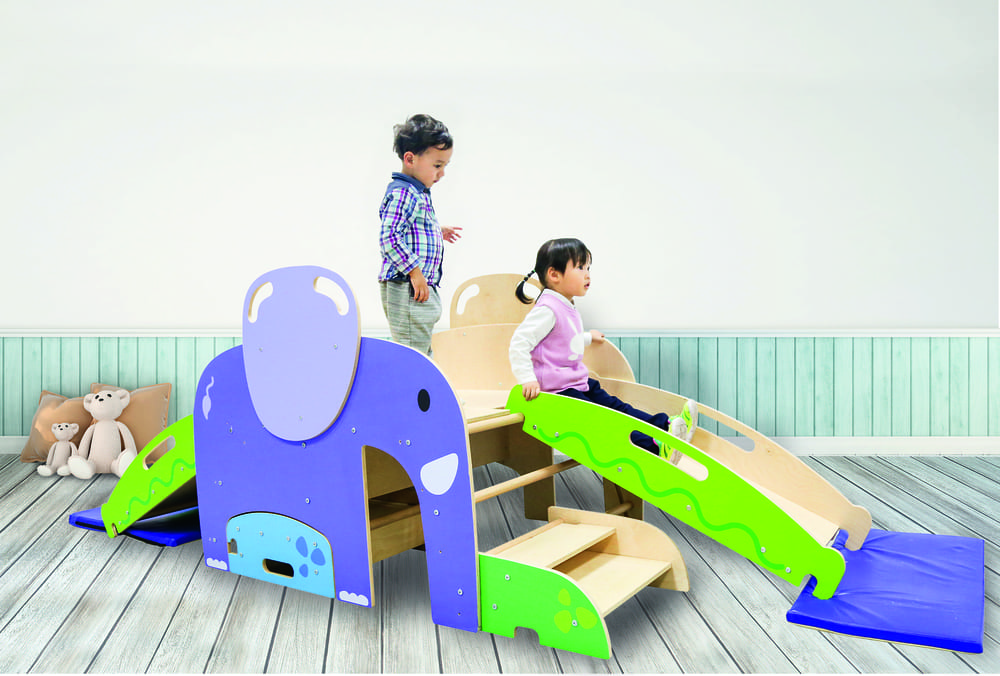 Drewniany plac zabaw wpłynie pozytywnie na poprawę koordynacji i równowagi dziecka