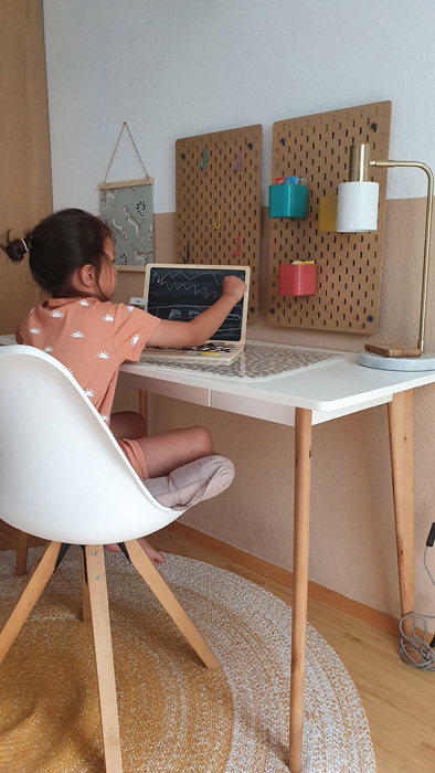 Laptop dla dzieci dzięki swojemu eleganckiemu wyglądowi sprawdzi się w każdym pokoju dziecięcym
