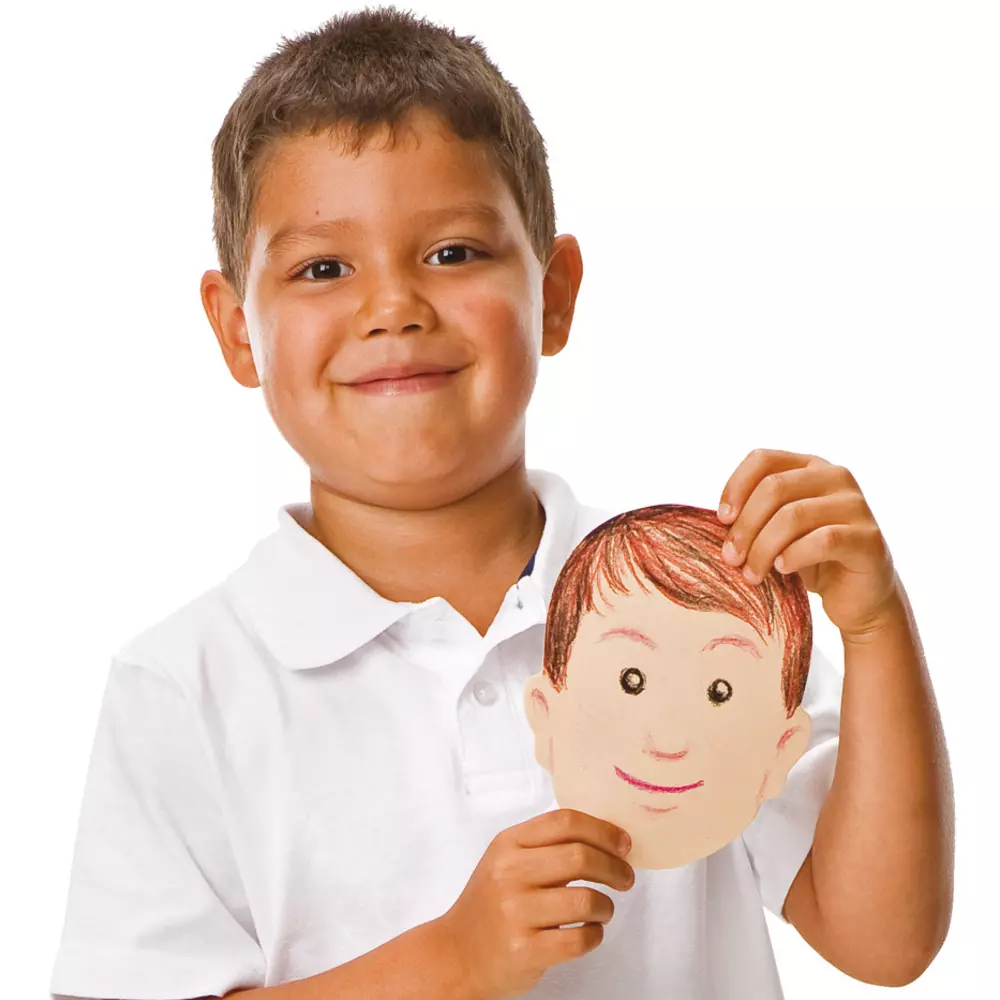 Praca z papierowymi twarzami o różnych kolorach skóry pomaga dzieciom zrozumieć, akceptować i doceniać różnice między ludźmi.